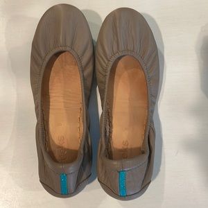 Tieks size 8. Color tan/caramel. In good condition.